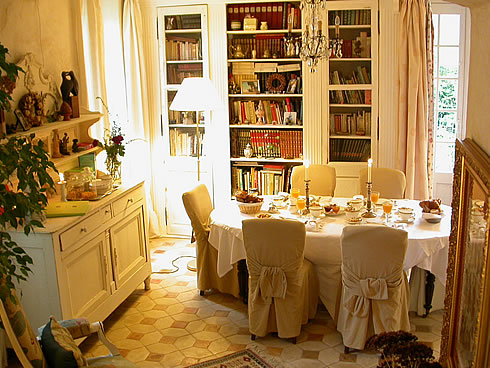 Fr einen sogar mehr romantischen Aufenthalt in unserer Privatpension bei Paris werden Sie ein schnes Frstck in der Bibliothek geniessen, mit hausgemachten Marmeladen.
