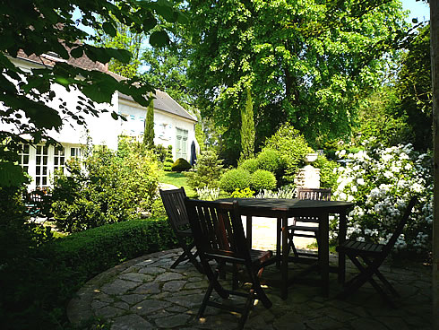 Unsere Ferienwohnung Rose de Provins, ein kleines alleinstehendes Ferienhaus, hat auch eine Terrasse und einen Gartengrill. Fr einen gemtlichen und erhohlsamen Aufenthalt nicht weit von Paris.