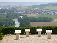 Hautvillers occupe une position en surplomp d'où l'on découvre un beau panorama sur la vallée de la Marne